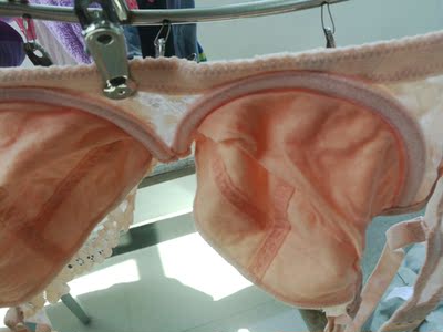 是棉的，薄但不凸点.