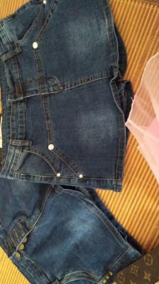 颜色正，微弹，扣子得自己弄开，