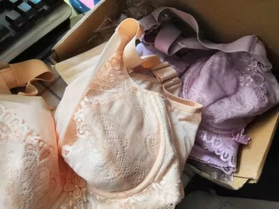 哎呀我的妈妈咪哟，终于让我找到了一款高性价比的大码文胸了，包容性很好哦，杯罩薄但是不会凸点，店家有送同颜色的加长扣扣啊好贴心～五排扣的收容性和聚拢效果都很好。两件55来块都不到很划算呐！