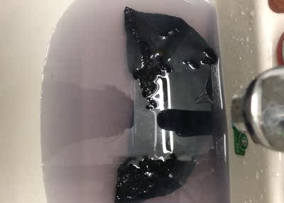 掉色非常严重,买回来一定要多洗几遍,根本停不下来。。。因为水很黑,这是洗了三遍的水。样式的确是好看,就是贴身穿的,掉色问题严重。 掉色非常严重,买回来一定要多洗几遍,根本停不下来。。。因为水很黑,这是洗了三遍的水。样式的确是好看,就是贴身穿的,掉色问题严重。