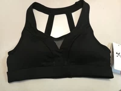 衣服收到了，虽然调货有点慢，但收到的衣服还可以，10加购送的，是白色的短裤，比预想的要好，滑滑的，挺凉快的应该，觉得可能比我一开始下单的黑色短裤穿着还舒服。