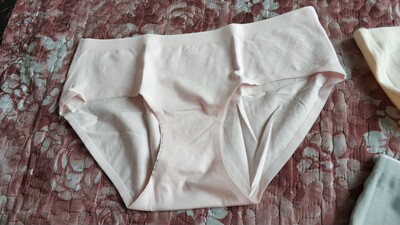 收到快递的当晚，过水了，没有一点掉颜色。穿的时候，也没有卡大腿，嘞屁股，这些都没有哦。很满意的一次网购，下次还会继续回购的