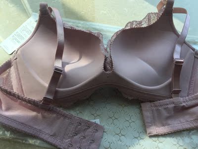 没有买过这个牌子 到手的吊牌上写着制造商是曼妮芬?看介绍图片无钢圈 想着舒适度应该不错 买来试试 到手颜色有点色差 没有图片上那么亮 但能接受 试穿下 大小正好 舒适度惊艳了 包的很好却又不勒 上薄下厚 很聚拢 显胸大… 没有买过这个牌子 到手的吊牌上写着制造商是曼妮芬?看介绍图片无钢圈 想着舒适度应该不错 买来试试 到手颜色有点色差 没有图片上那么亮 但能接受 试穿下 大小正好 舒适度惊艳了 包的很好却又不勒 上薄下厚 很聚拢 显胸大…