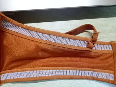 不咯人，很舒服，没有色差，很漂亮，而且不使用肩带也很稳，颜色很漂亮就是了！