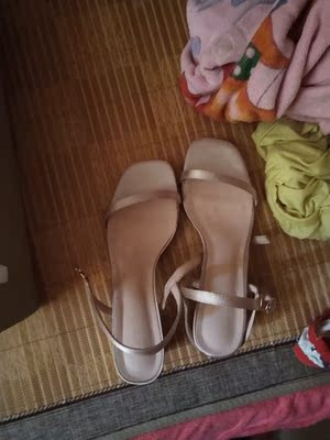 鞋子到了，刚穿好，码数很准，很漂亮的鞋子