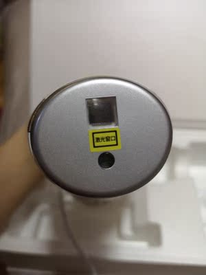 涂上凝胶再打激光，就不会那么疼了，光是红色的，是激光，在皮肤上才会出光，那个绿色的灯不是出光的地方，除了不能像美容院那样快闪连续出光，很考验耐性以外，效果应该是有的，还有默认的物流不好，太慢