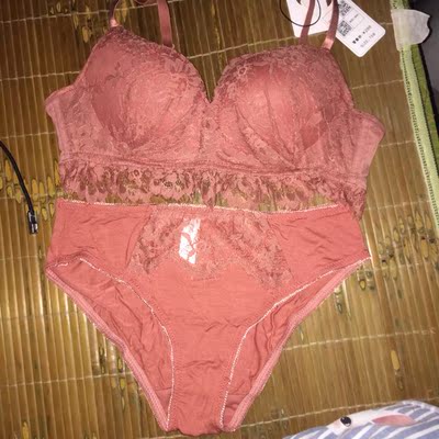 款式设计很好看,但对比这个价钱来说我觉得质量首先是很一般的。第一:内衣带子的后调设计不是很好,肩带也是比较松。第二:内衣里衬质量看图三原机无滤镜的。布料一般还能隐约看得到那种毛球一般。第三:内衣的定型调整不是很好。最满意也就是内衣的款式和颜色。所以综合来说中评。它家店铺里还有另几款内衣我看里衬是光滑那种是不错的。认真评价希望帮到你们的选择 款式设计很好看,但对比这个价钱来说我觉得质量首先是很一般的。第一:内衣带子的后调设计不是很好,肩带也是比较松。第二:内衣里衬质量看图三原机无滤镜的。布料一般还能隐约看得到那种毛球一般。第三:内衣的定型调整不是很好。最满意也就是内衣的款式和颜色。所以综合来说中评。它家店铺里还有另几款内衣我看里衬是光滑那种是不错的。认真评价希望帮到你们的选择