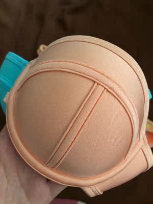 万般期待的泳衣终于到了，厚厚的，穿起来很舒服没有多余的线头，做工细致，超级喜欢，表白客服雪儿❤️