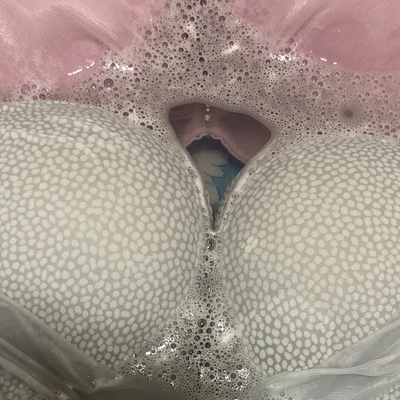 颜色好看,但这个斑点很让人密集恐惧症。舒适度差,下胸围很硬有点勒,但其他款式同尺寸却没有这种情况,懒得退了。 颜色好看,但这个斑点很让人密集恐惧症。舒适度差,下胸围很硬有点勒,但其他款式同尺寸却没有这种情况,懒得退了。