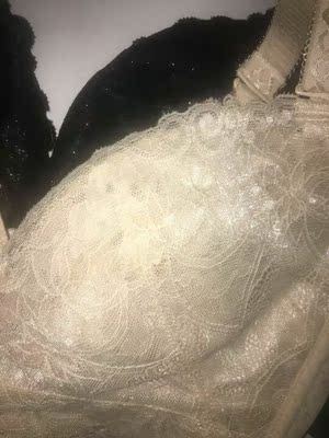 穿起来一点也不勒，这个价格能买到质量这么好的薄款健康内衣，十分满意。透气吸汗，无钢圈还聚拢.颜色也很漂亮，上身很舒服。