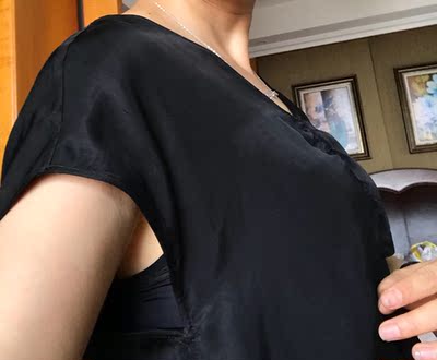 很小巧精致的一件，很性感，穿袖口大的衣服不要担心走光啦！