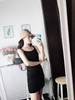 面料舒服 软软滑滑的 而且有垂坠感 比便宜的有质感多了 洗了也不掉色  作衬裙或者睡裙都很好 这个价格值得 长度也合适哦哦哦