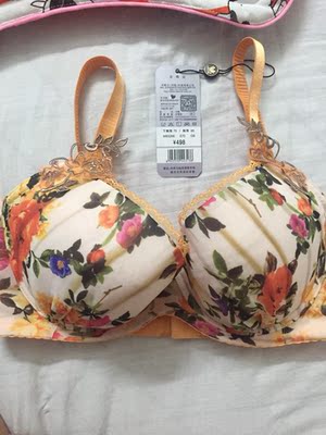 这款内衣稍微花一点，带钢圈的。肩带承托力🆚另外一款无钢圈的好一些。这次买了三件，就是没有凑满300减30呢，不过新风尚价格优惠一点，再就是华歌尔内衣罩杯偏小哦，亲们拍大一个尺寸。