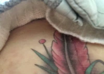 上身服帖快图片完整，用力摩擦依旧完好。好评。拍了一个角落服帖好。呵呵。