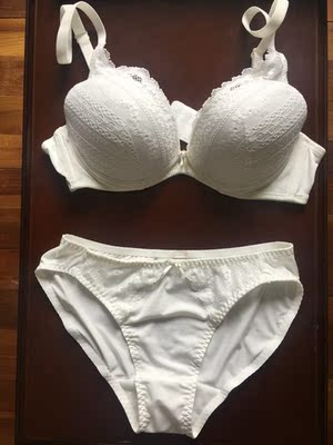 黛安芬的老粉了，她家衣衣尺码标准质量保证，只要选中了款式尽可放心购买。这款纯洁美丽，花纹雅致，聚拢效果好，穿着舒适，让我还想再拍一套同款其他颜色的