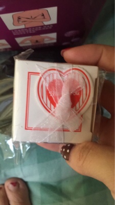 穿着很合适，很舒服。比较透气， 做工也很精细。 服务好，质量也很不错，颜色没有色差，粘性非常好，粘度好强，出汗了也没下滑什么的,非常的舒适，卖家给的说明书好详细啊，很负责的给大家参考下。聚拢效果还很好，还送了小礼物送，很划算的，留着穿吊带还可以穿，很方便，期待夏天，哈哈。朋友也超级满意的。