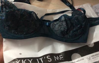 绿色偏色，没有图那么洋气，质量还不错，感觉和二三百的差不多，试了一下，还算聚拢，底裤感觉略小，整体性价比比较高，值得购买