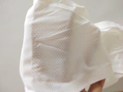 宝贝非常好，面料滑滑的凉凉的 穿上很舒适 而且非常透气不会觉得很闷热 最主要的是穿上不会掉也不会乱跑，没有色差，实物和图片一样，也不会掉，很方便。价格也非常便宜，简直是物美价廉。发货速度很快，客服服务很好。