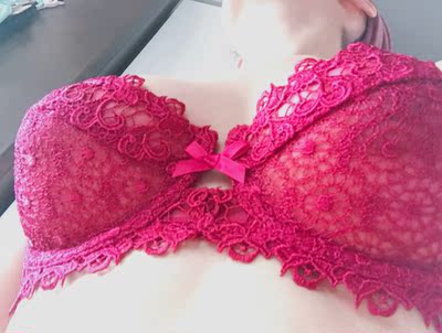 穿上不会显得很大，喜欢。很舒服。而且好像不贴乳贴也还好，并不露点。可以直接穿。