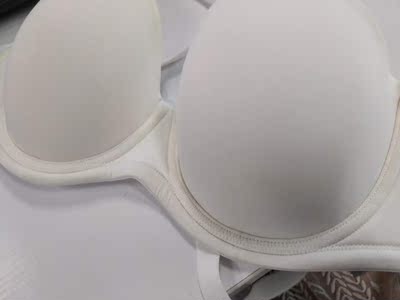 看起来确实是漂亮，摸起来很舒服，穿起来也没有不舒服，内衣特别合我心意，抹胸弹性好，不勒，特别舒服，质量很好，穿在身上特别舒适，微聚拢，版型也很好颜色没有色差，实物和图片一模一样且一片式的剪裁设计，穿着贴身舒适，平整不下滑，款式漂亮、弹性很大，显得胸部有型，穿身上非常贴身很舒服也不嘞,包装的也很好，性价比挺高，物廉价美，实体店这样的质量要双倍的价钱多，已经下水洗过几次了，不褪色，不变形，颜色也喜欢，也没有什么异味，各位亲可以放心购买，而且价格还这么实惠  本来很担心会往下掉 到手试穿下了一会就放心了 买的很多露肩连衣裙就方便穿啦 边能宽点就很完美 难得在淘宝找到一家还算满意的内衣店，穿起来很舒服和轻盈 还送了透明肩带 比心