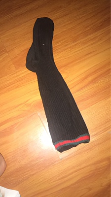 挺不错的宝贝，就是不知道袜子怎么掉黑色的毛毛，晚上脱下来，脚趾头缝里群是黑色的绒绒，给好评了