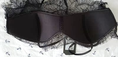 真的，100多的东西感觉就像几十块的货，后背扣的那个地方做的真的是差，扣着的时候还漏出了三个扣，都没有内衣扣的严实，吊子用力拉感觉就像是要拉断一样都不敢太大力了。这个还是美背内衣，看图吧。胸呢？完全遮不住设计鸡肋，就算是小胸。看图吧