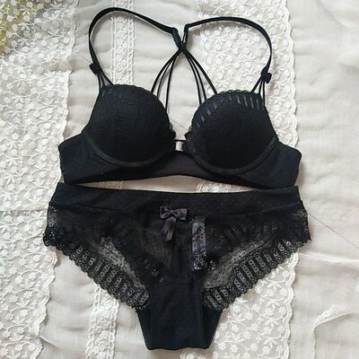 实物图了解一下 和图片没差 质感很好 很薄超舒服的 内内是一套 好看好看