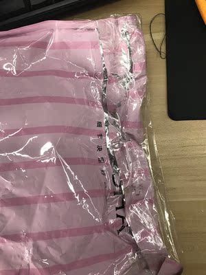 这包装让人失望，袋子的口还是胶带这样随意封的，刚刚拿到快递还以为什么东西这么随意的。大家可以看到这袋子是用过的，再包装给我发过来了，直接胶带封下。如实的情况