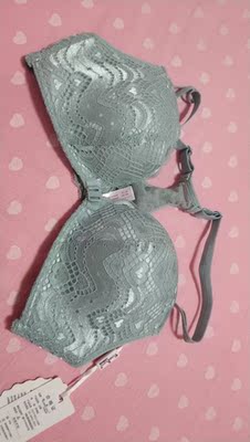 好评，首先大小合适，卖家也是很耐心的解释，还好听了卖家的，其次，物流真的也是没话说，总之也是很满意的一次购物，好评！下次还会再来的，还有，厚度适中，有意向的亲就不要犹豫啦