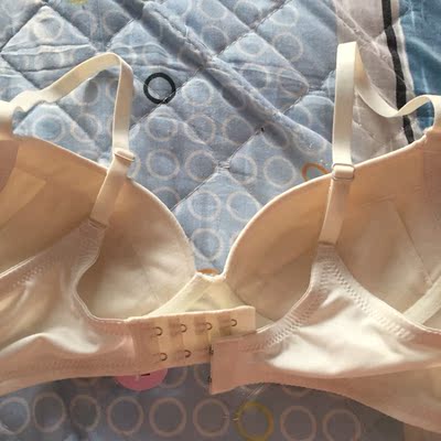 白色很纯很好看.试了一下很舒服.准备再回购个紫色.做工很好.要的就是薄款