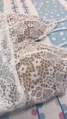 穿着很舒服，完全没有束缚感，蕾丝质量也很好，不扎肉。肩带可以调节，抬手衣服也不会往上跑。我配了一套胸垫，基本上什么衣服都可以搭了，很漂亮。运输途中有点小问题，客服也很好的解决了，服务很好。