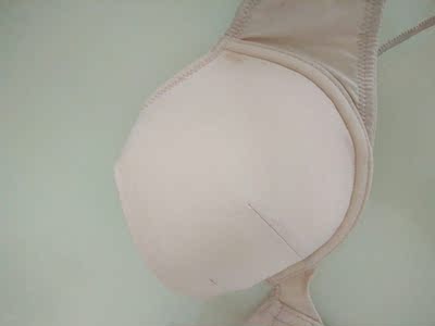 优点，穿着很舒服，面料不错，大小合适，不勒，没有空杯，抬胳膊，稍微活动也没有跑，肩带不滑，物流挺快。 缺点，文胸下围的曲线和我的胸下方不贴合，内衣的弧线拐得太陡了，我的胸下曲线线条都比较缓和，我简单画了一下，不碍事，毕竟人胸型都不一样，不可能完美贴合我，聚拢和提拉力一般不强。 实际颜色比我拍的稍微深一点。