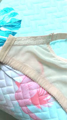 很少评价，这次真的觉得内衣买这家就对了，以后买内衣认这家了！因为c杯找好看的款式真的很难！这家的内衣布料很舒服，大杯我选的都是薄的，很舒服，肩带的松紧弹性特别好！看得出一分钱一分货的！支持这家的内衣！！！这款还送了贴心的乳垫