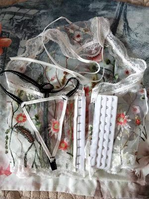 宝贝面料真的太赞了，薄薄的一层，在网纱上面刺绣的，穿起来半透明，若隐若现的，设计也很赞，穿戴非常方便，老公说太风骚了很好看