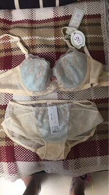 不错,很聚拢,穿起来也很舒服 不错,很聚拢,穿起来也很舒服