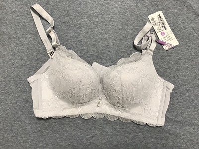 图片很好看，可是拿到手这款有点让我失望，颜色是店家的纯白色，我拍的有点发黄了～ 是薄款，有送衬垫，但是不显胸，面料也不是很好，不是很推荐～内裤更加不要说了，完全不能穿的，里衬都不是棉的质感，扔掉了&hellip;仔细看了吊牌觉得用料不是很好，都不是全棉材质，内衣应该是A类品吧，B类贴肤穿不知道会不会有影响&hellip;建议店家应该改进下内衣的面料，你们家的内衣对小胸来说很适用，但是内衣最主要的不是穿着舒适吗？！