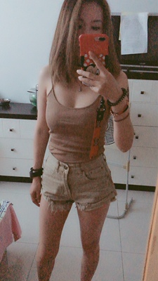 超美哦，大小特别合适，本来还担心会大呢！喜欢哦！面料舒服柔软无色差，可惜没有买到配套上衣，就自己单配了一个吊带也不错哦！喜欢的宝宝赶快下手吧！