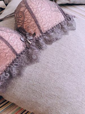 前几年一直有更有劝我不要用带钢圈的了，一直没听，觉得没钢圈的，胸型不好，毕竟到了这个年纪了，应该好好的维护。最近身边朋友的一件事情，突然让我意识到，钢圈真的是，危害很多。我就迅速的开始淘内衣，首先被这款的样子吸引了，收到货后颜色无色差，比较薄，夏天穿太合适了，关键是胸型很好哦，很满意