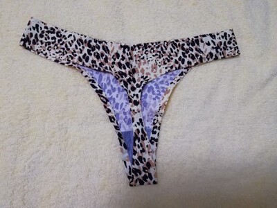 第二次购买了喔,窄边的裤裤穿起来真的很舒服,都不想再穿别的款啦,客服回复很及时,物流也很快。(*∩_∩*) 还有赠品小镜子很漂亮,还会回购喔 第二次购买了喔,窄边的裤裤穿起来真的很舒服,都不想再穿别的款啦,客服回复很及时,物流也很快。(*∩_∩*) 还有赠品小镜子很漂亮,还会回购喔