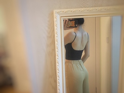 第一次穿露背吊带 很是喜欢啊 各种百搭