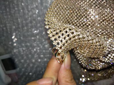 很闪，但是感觉做工有点小瑕疵，还有买了三件，三个物流，三个不同地发货！也是厉害了！而且物流超级无敌慢！一周才到手上！客服态度很冷淡！