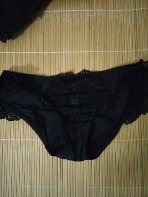 第一次在网上买的内内，超出我的期待，款式很漂亮，穿上刚刚好，特别适合我们小胸妹子，好评