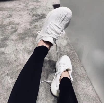 白色鞋子很好看，更好搭配裤子，穿起来不觉得显得脚大反而显得腿更细，哈哈！脚感一流，很好穿的鞋子。