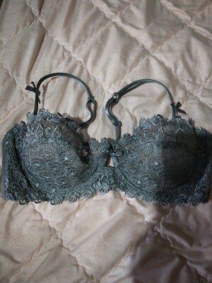 第一次买少女美屋家的内衣，每一件都超级好看，做工很细致，没有多余的线头，面料特别柔软亲肤，超薄款轻薄透气，还有点性感，黑色海绵薄款没有钢圈也是特别舒服好看，穿上都是美美哒，老公也很喜欢的呢，嘻嘻，好评～