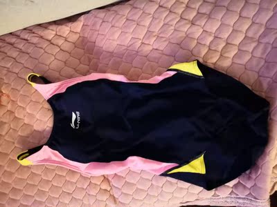 不错，性价比高，女儿很喜欢，特意选了她喜欢的，希望趁假期把游泳学会。物流快，泳帽也不错哦