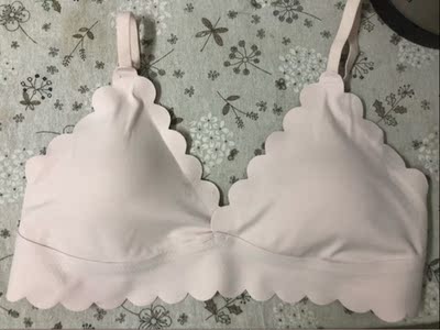 一片式内衣，大小适中，贴近皮肤，有想象中的好，舒服😊