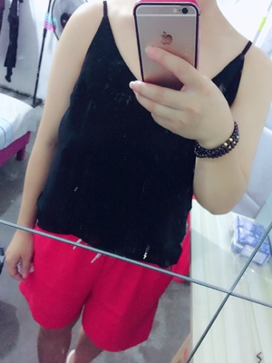 吊带挺不错的，穿着非常舒服凉快，洗了之后干的也特别快，白色的稍微有点透，但是穿浅色的内衣就不要明显，买来是打底的，黑色的穿着睡觉还挺不错的，喜欢的朋友可以下手了。