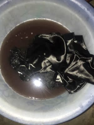 有图有真相吧 不值这个价钱，掉色不是用厉害这个词就能形容的，试穿上身，衣服很大，不建议瘦小的美眉购买。