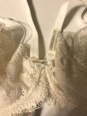 质量还不错，看起来美美哒，穿起来也美美哒，做工也很不错，手感也可以，要是有配套的内裤就好了，买的黑色两套也都很不错，就是比较像