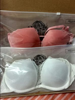 第二次购买了,一如既往的物流速度很快!75B的码看着比自己平时穿的小一些,但是试了一下,上身效果还不错!活动买的,很值! 第二次购买了,一如既往的物流速度很快!75B的码看着比自己平时穿的小一些,但是试了一下,上身效果还不错!活动买的,很值!